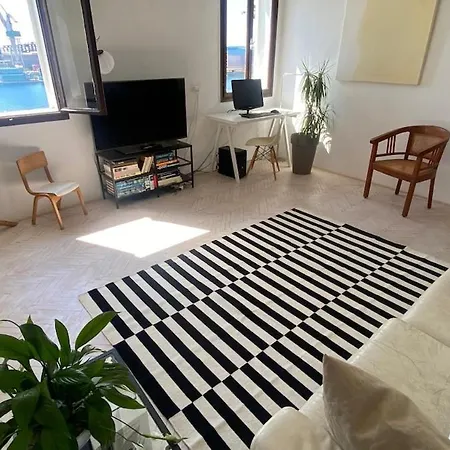 Artist Loft, Romantic Seaview Retreat Free Parking *