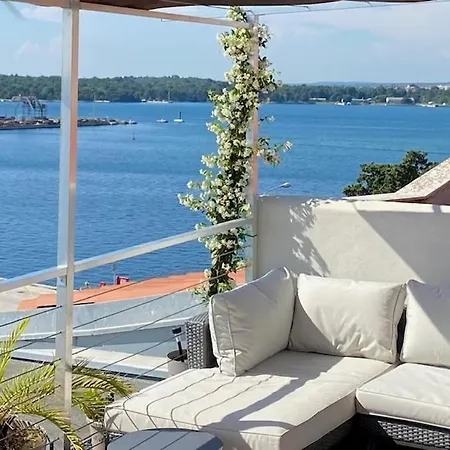 Artist Loft, Romantic Seaview Retreat Free Parking * Pula