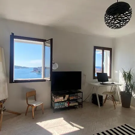 Artist Loft, Romantic Seaview Retreat Free Parking Apartment *