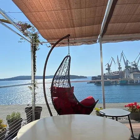 Artist Loft, Romantic Seaview Retreat Free Parking *